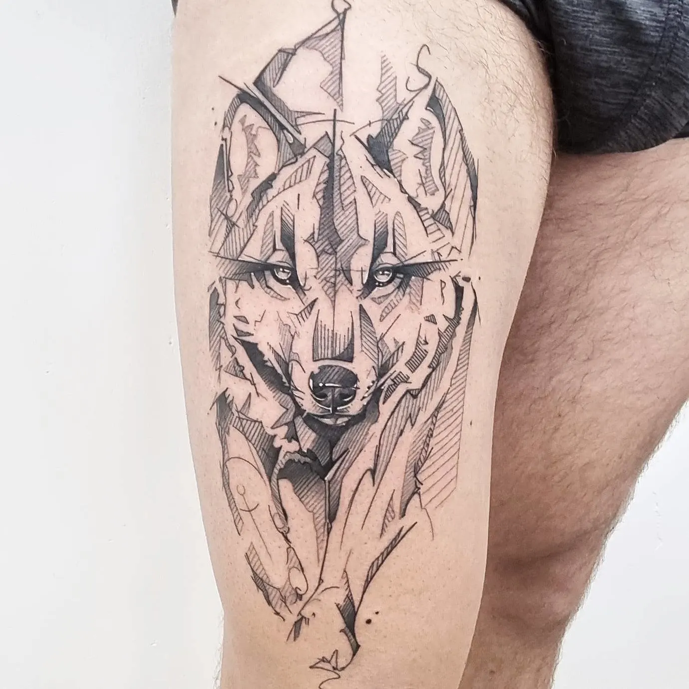 Tatouage géométrique minimaliste par Vincent - Lemon Tattoo Castelnau-le-Lez