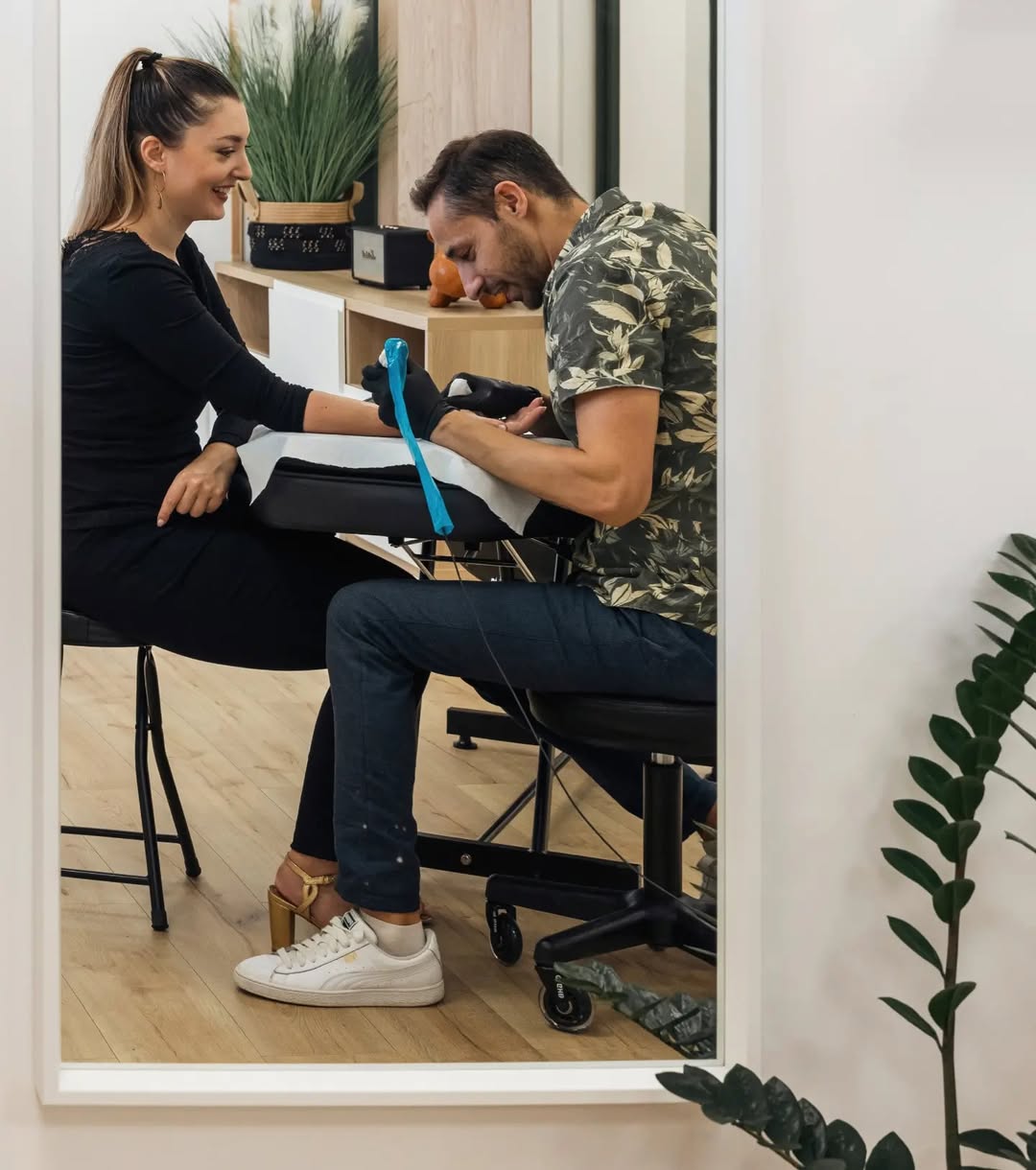 Vincent artiste tatoueur au travail - Studio tatouage Castelnau-le-Lez 34170
